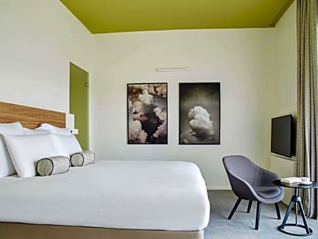 Executive Suite with One King Bed and Sofa - Forest View