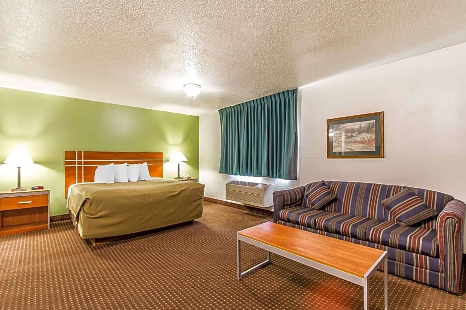 Econo Lodge Inn & Suites