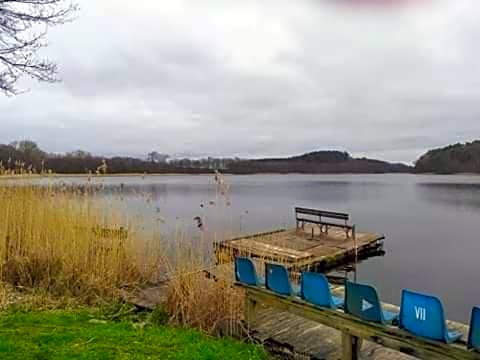 Szary domek nad jeziorem