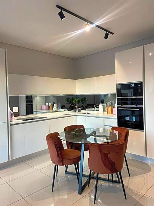 Trendy 2-bed 2-bath Apartment