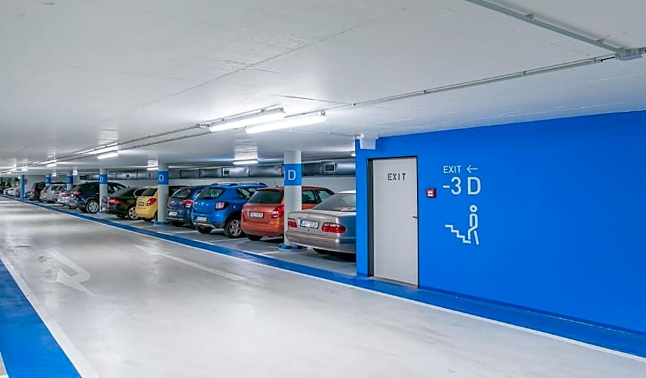 Poet's Theme Room, Free Parking
