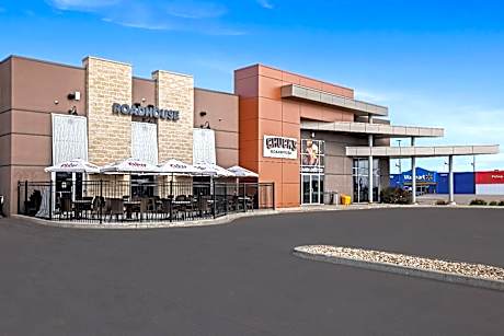 Days Inn & Suites by Wyndham Winkler