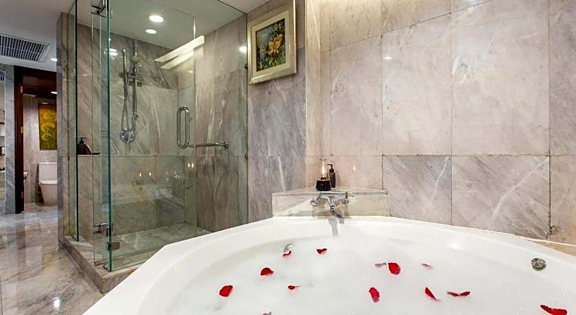 Ramada Plaza by Wyndham Bangkok Menam Riverside