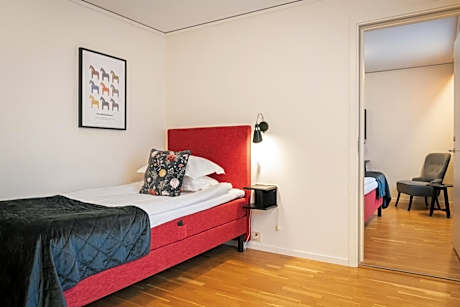 Standard Single Room with Roll-In Shower - Mobility Accessible/Non-Smoking