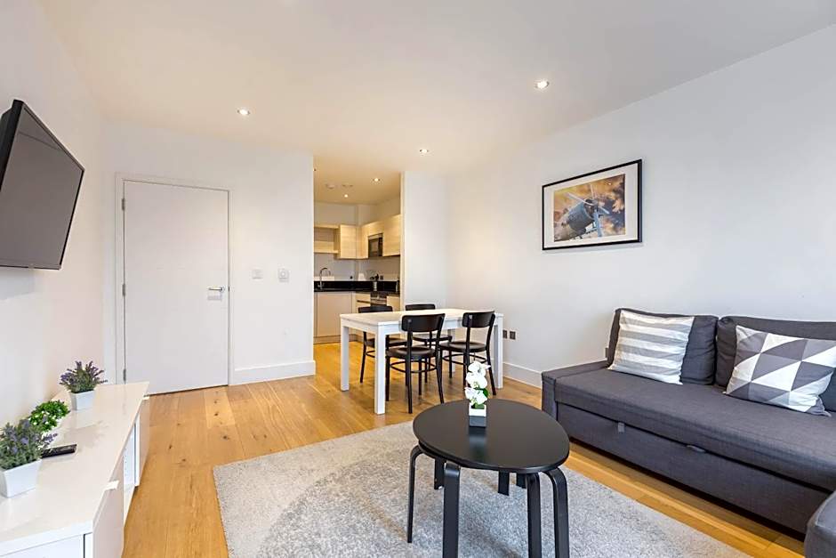 Portobello Apt with Floor-to-Ceiling Views