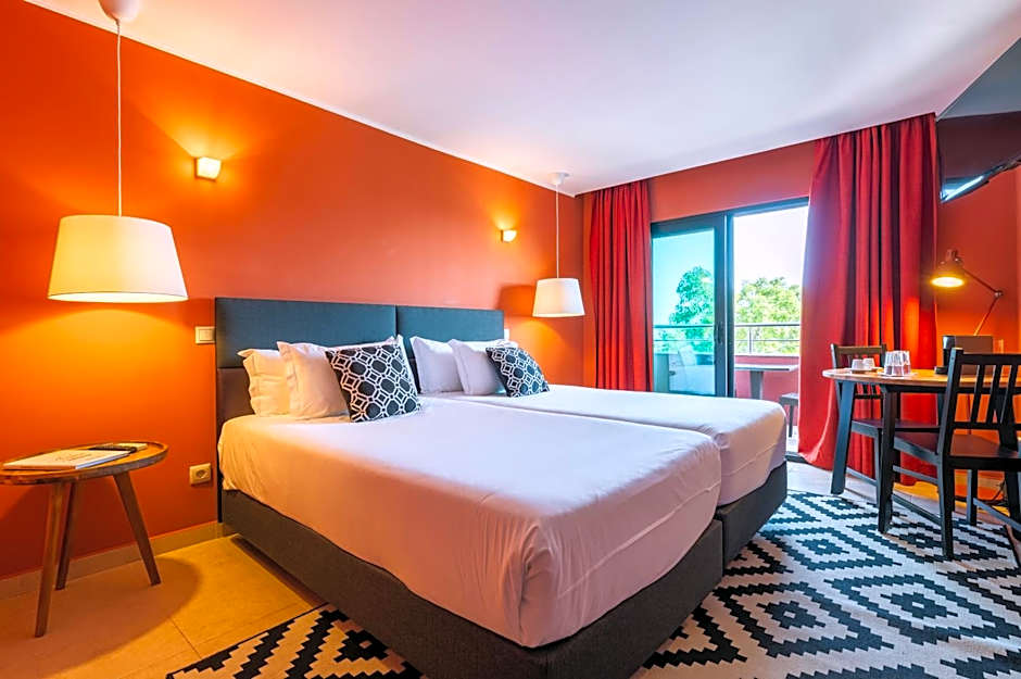 Topazio Vibe Beach Hotel & Apartments