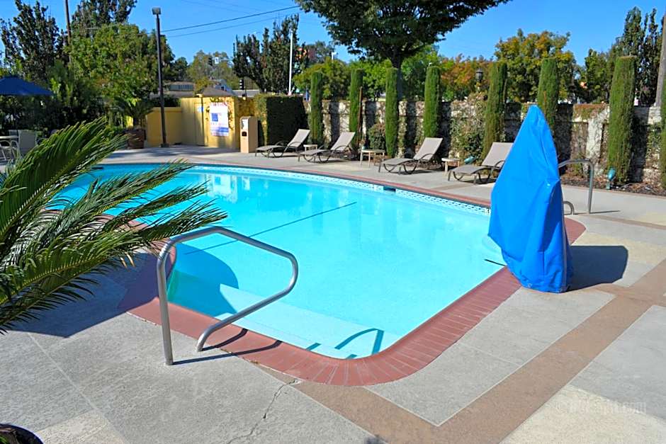 Days Inn & Suites by Wyndham Lodi