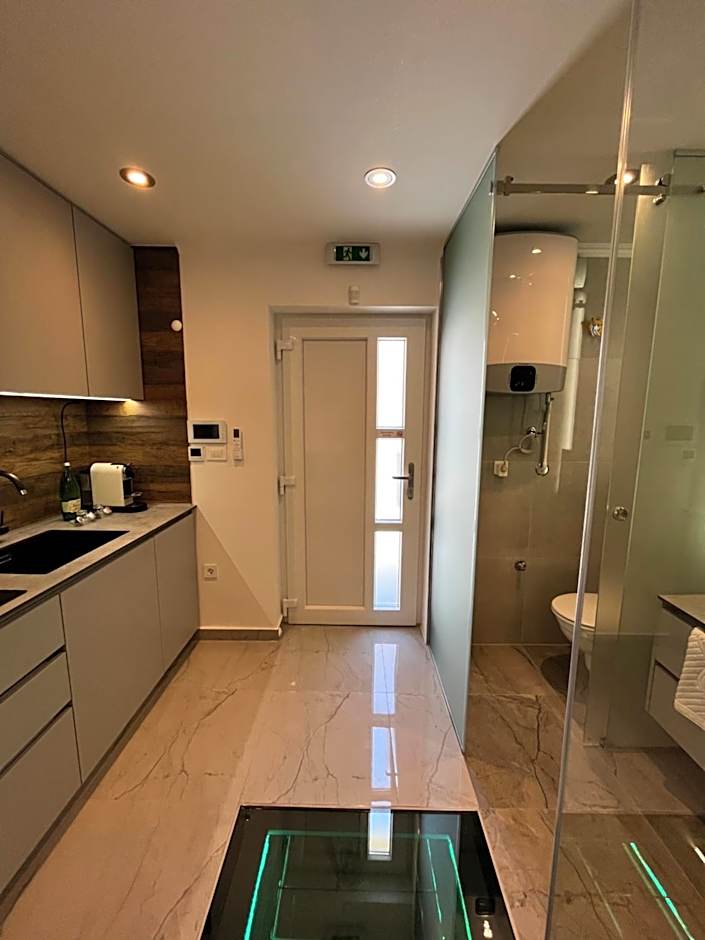 La Luna Petite Suite Deluxe Apartment with Pool & Jacuzzi, Bikes and Covered Parking