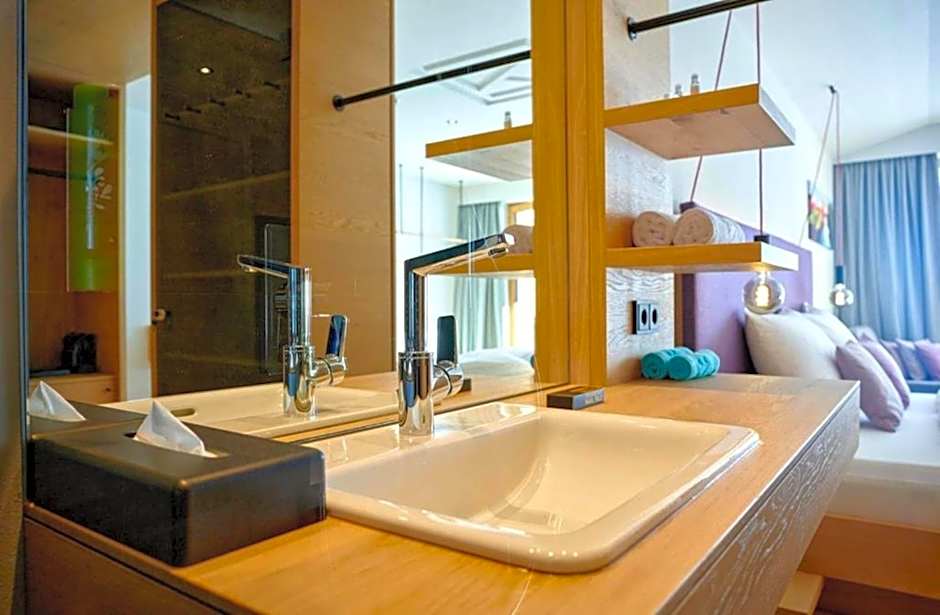 Wellness und Brunch Hotel MorgenZeit beheizter Naturpool mit Sandstrand Genuss Frühstück bis 13 Uhr Hochkönig Sommercard