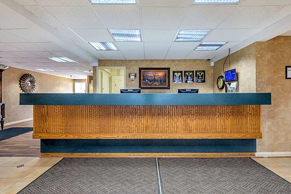 Econo Lodge Inn & Suites Triadelphia - Wheeling
