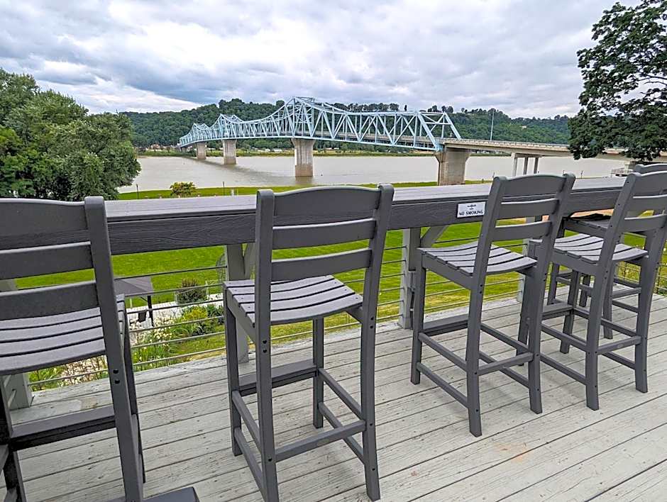 Riverboat Inn & Suites