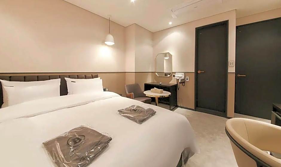 Brown Dot Incheon Nonhyeon Sorae port