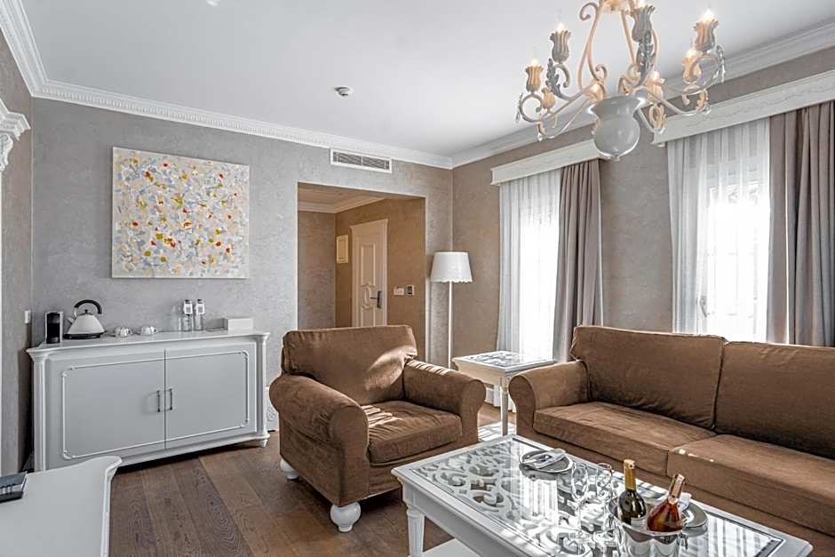 Ena Boutique Hotel & Residences