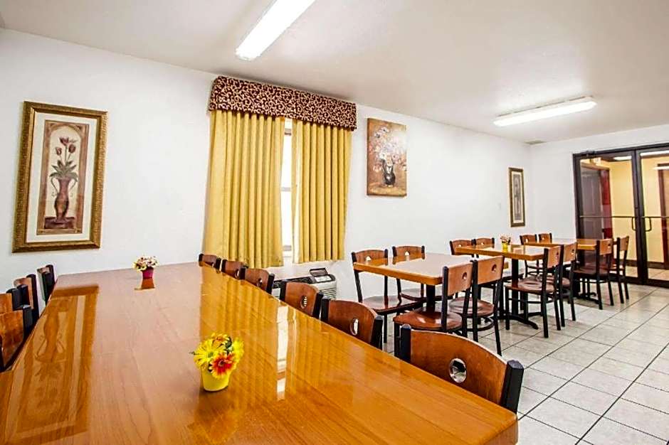 Econo Lodge Truman Inn