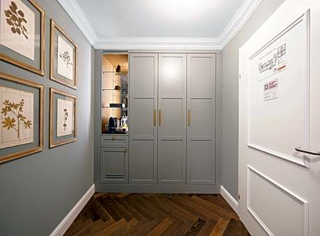 Large Room with Bathtub