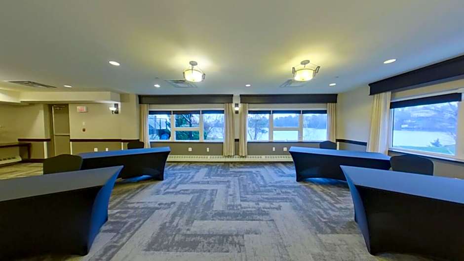 Best Western Plus Chocolate Lake Hotel