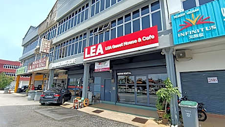 LEA GUEST HOUSE & CAFE Lukut