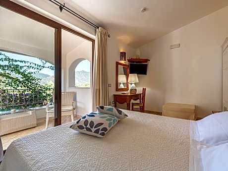 Deluxe Room (2 Adults + 1 Child)