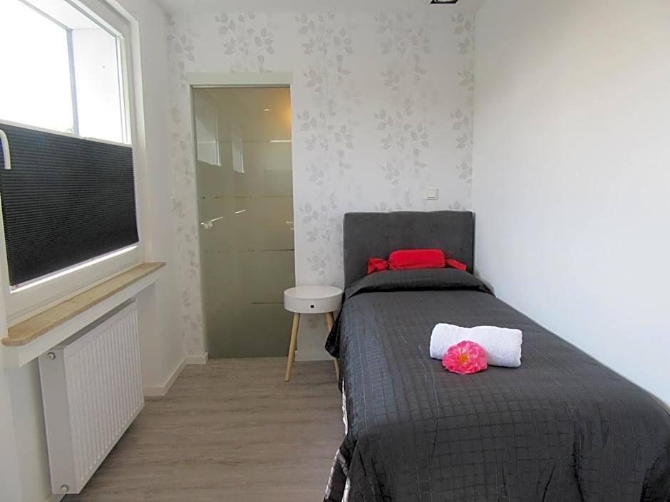 Foto 1 di 5 di Single Room with Private Bathroom