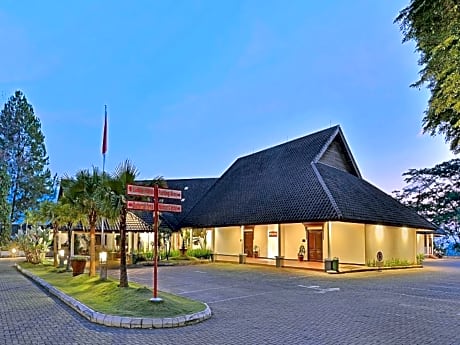 Grand Whiz Hotel Trawas