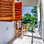 Kameleon Blue Arts Lodge