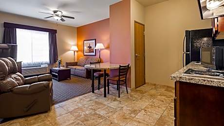 One-Bedroom King Suite with Sofa Bed and Bath Tub - Kitchenette/Disability Access/Non-Smoking