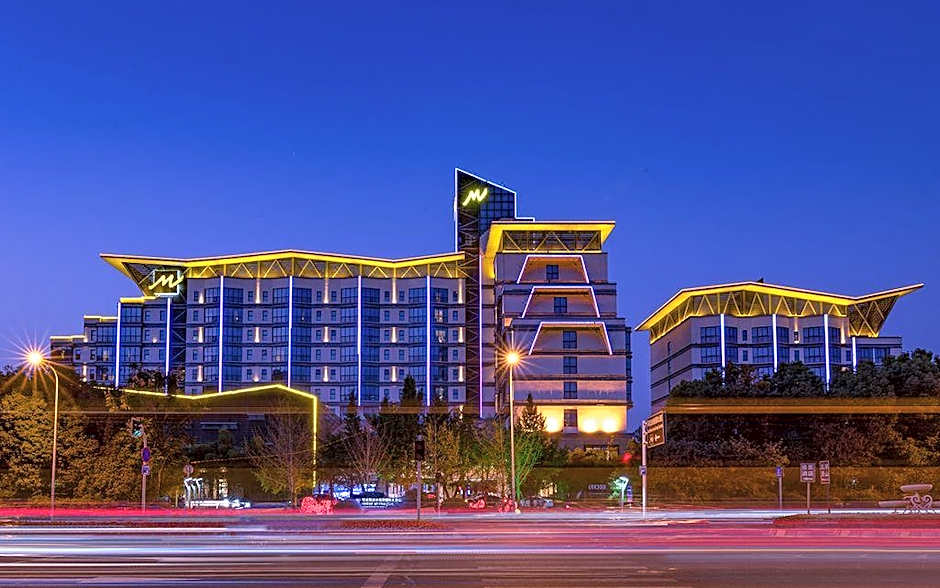 Grand Metro Park Universal Dinosaur Town Hotel