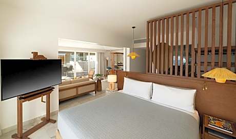Beyond ME+ Suite with Hot Tub and Terrace