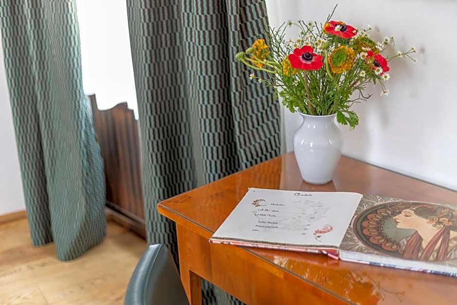 Hotel At the Green Grape