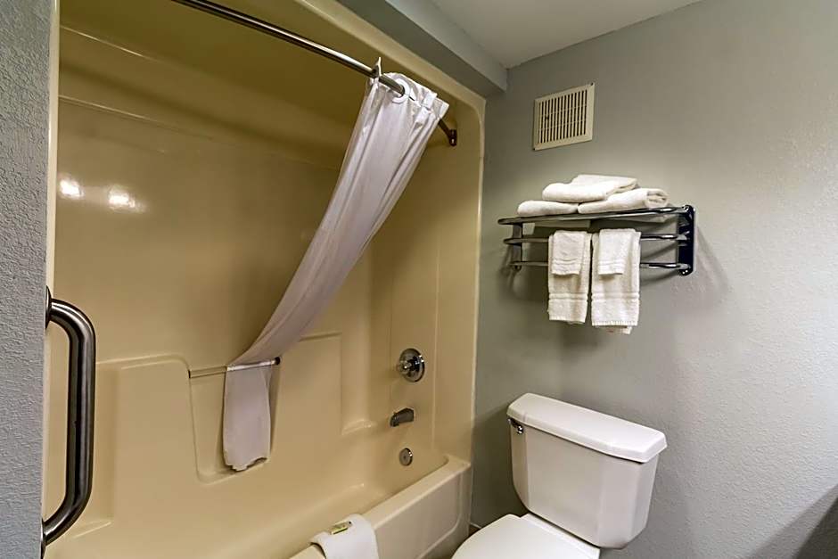 Greenfield Inn & Suites Owensboro, KY Airport