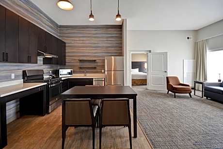 Two-Bedroom Suite with Adapted Tub - Mobility Accessible