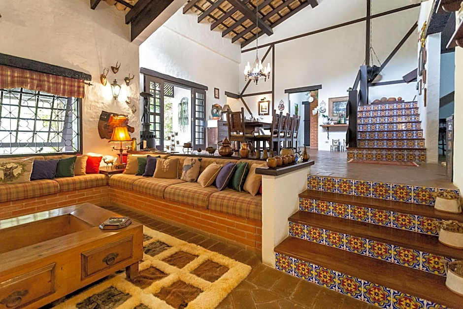 Sítio com piscina, área arborizada e lazer