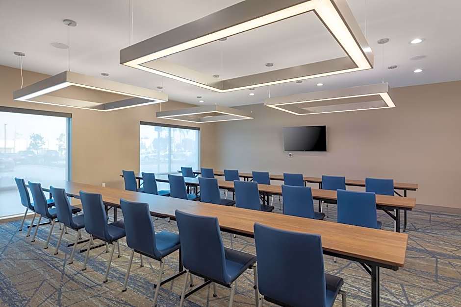 Holiday Inn Express & Suites - Hawaiian Gardens By IHG