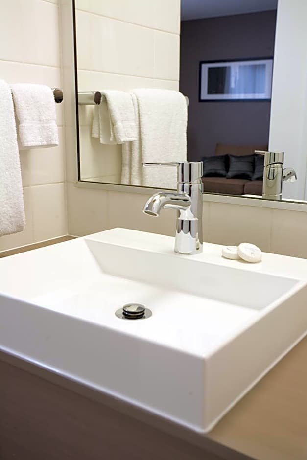 ibis Melbourne Hotel and Apartments