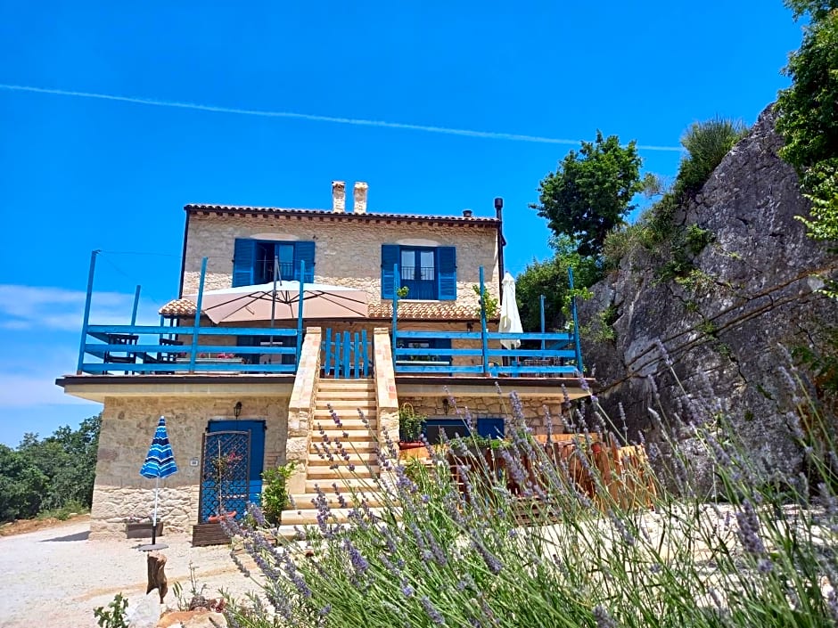 La casa dalle finestre blu