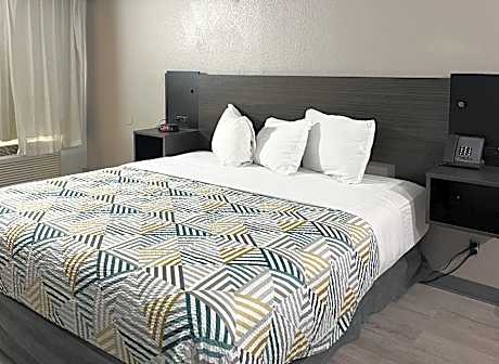 1 King Bed | Non-Smoking, Micfridge