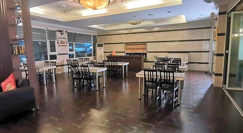 Townhouse Oak Vera Hotel Near Clark International Airport