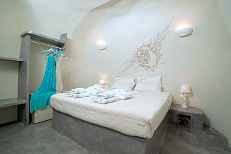 One Bedroom Cave House with Outdoor Hot Tub and Caldera View