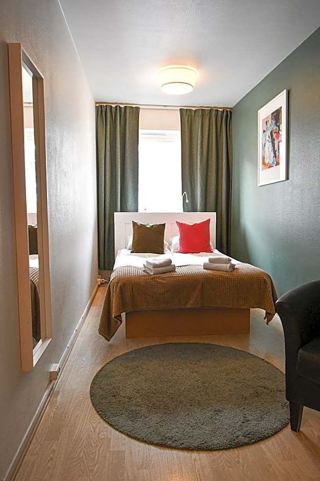 Foto 1 von 2 von Small Double Room (55 in bed)