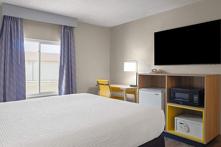 Days Inn by Wyndham Jamestown