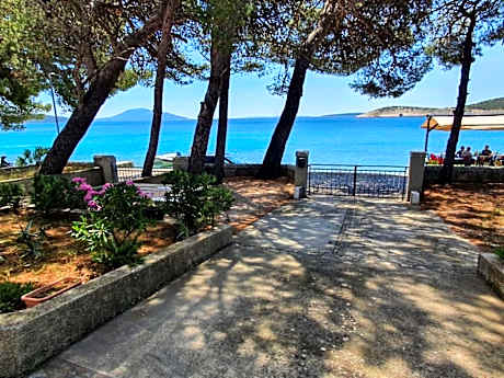 Sidus Maris, Spacious Seaside Apartment with Free Parking