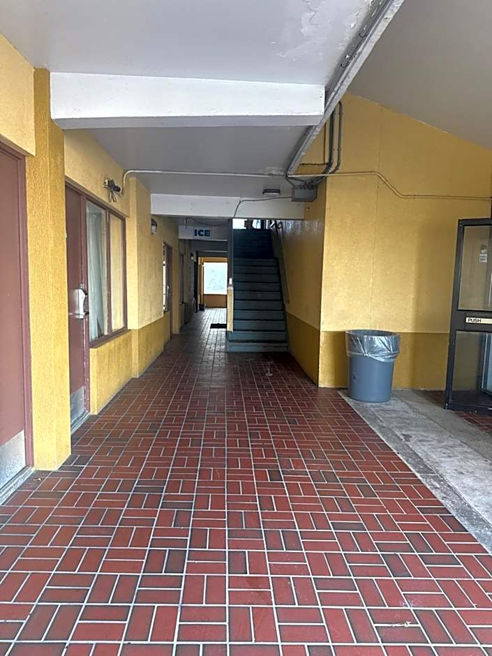 DIAMOND INN & SUITES