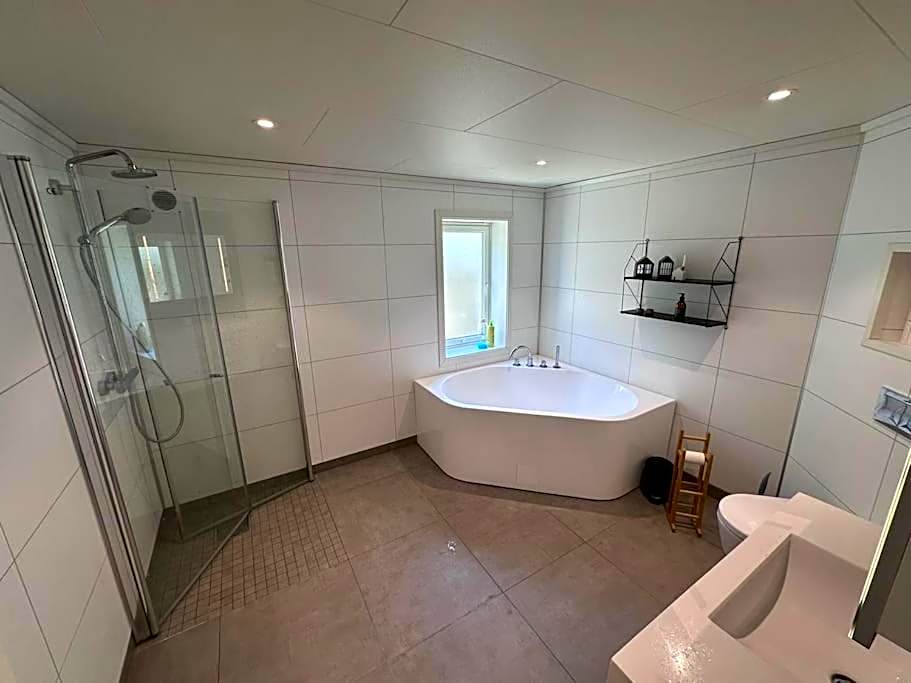 Landlig enebolig med utsikt