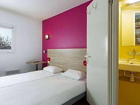 Cabrio Twin Room with Bathroom