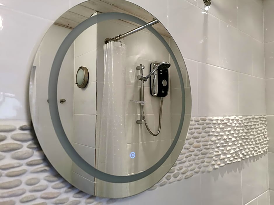 AnchorageWells Entire Cottage OR a King Ensuite on Room Only