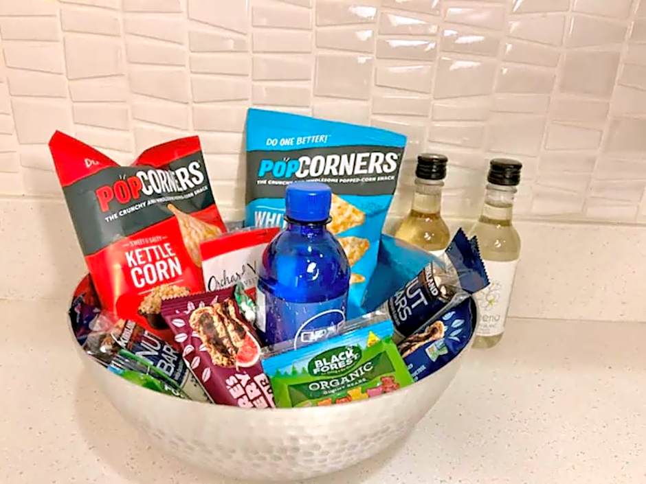 Penthouse One Bedroom Garden View Condo by UCLA