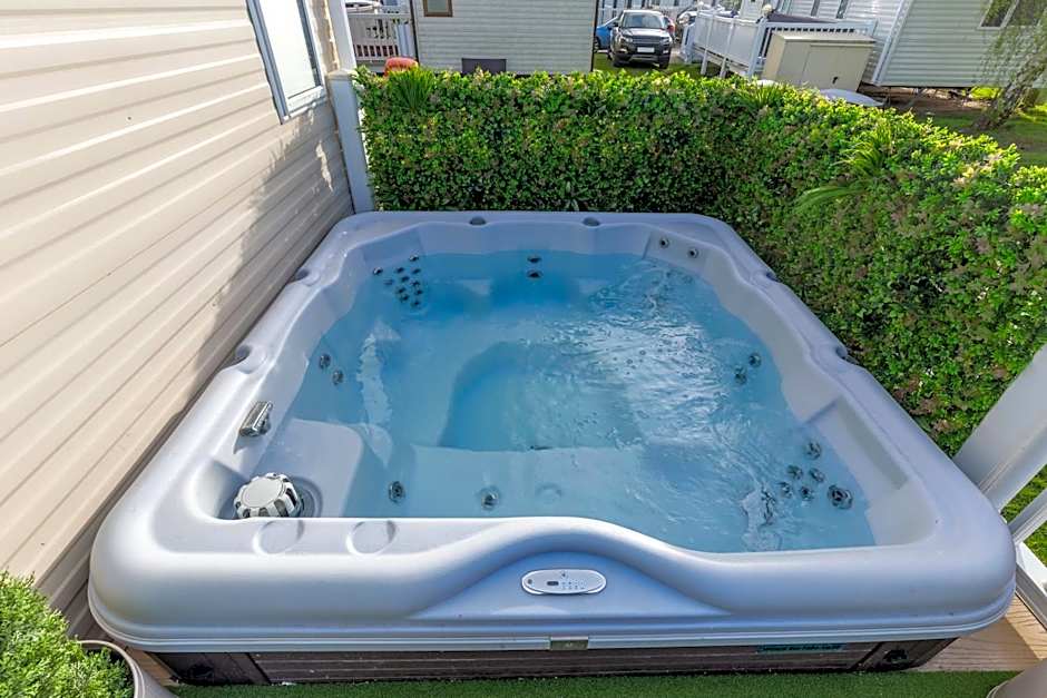 Tattershall VIP Retreat - Hot tub, stunning lakeside views, newly refurbished to an amazing 5 star standard