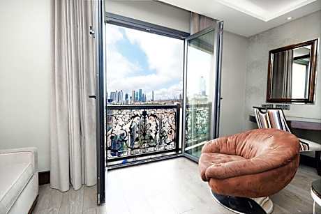 Deluxe King Room with City View