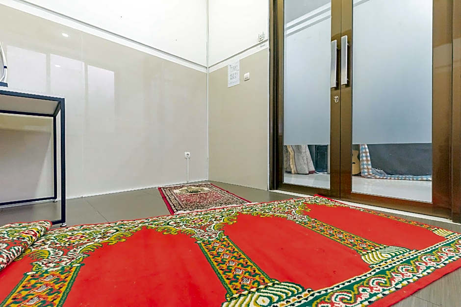 RedDoorz near Kiara Artha Park