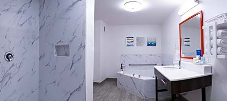 King Studio Suite with Whirlpool - Non-Smoking